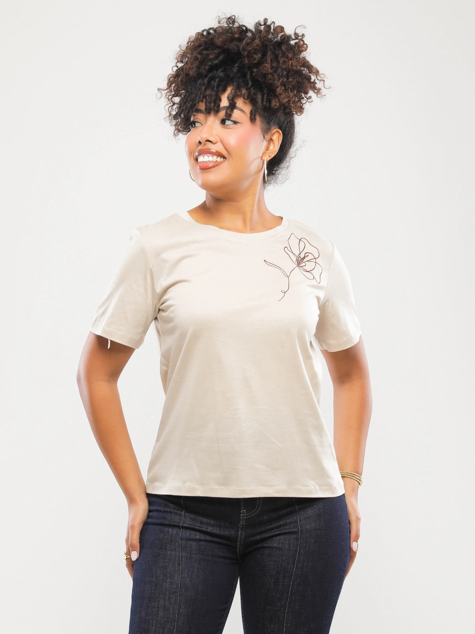 T-SHIRT BASIQUE AVEC BRODERIE SUR LE DEVANT.