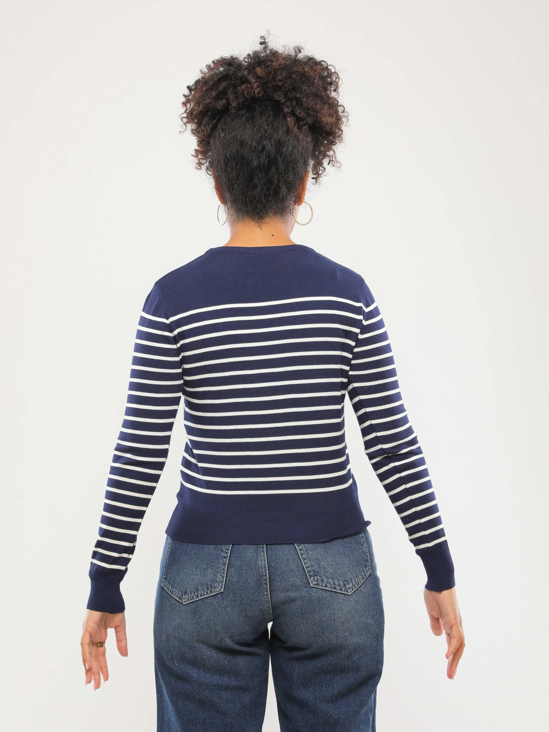 PULL EN MAILLE À RAYURES ET COL ROND