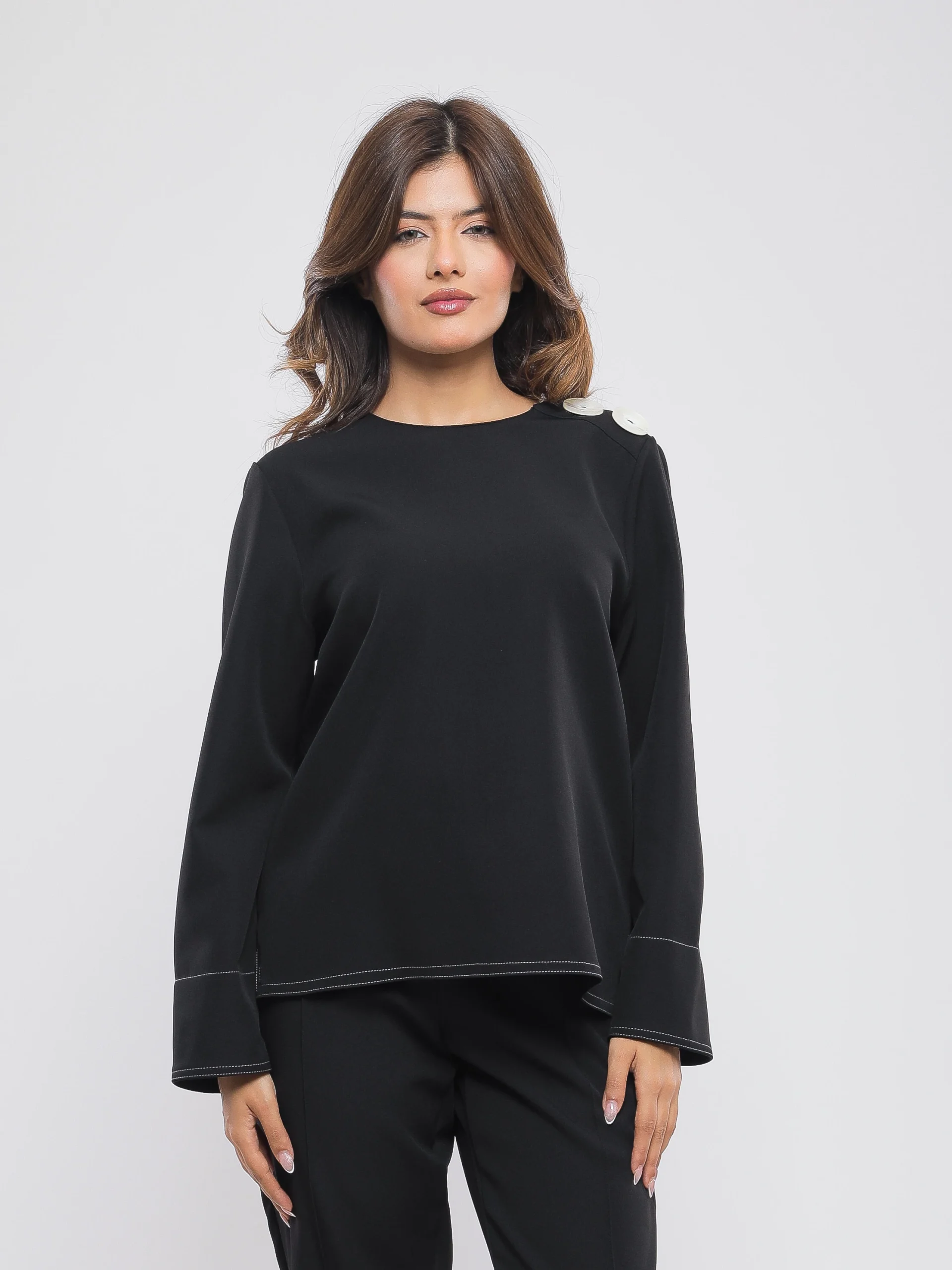 BLOUSE AVEC BOUTONS DÉCORATIFS SUR LES ÉPAULES