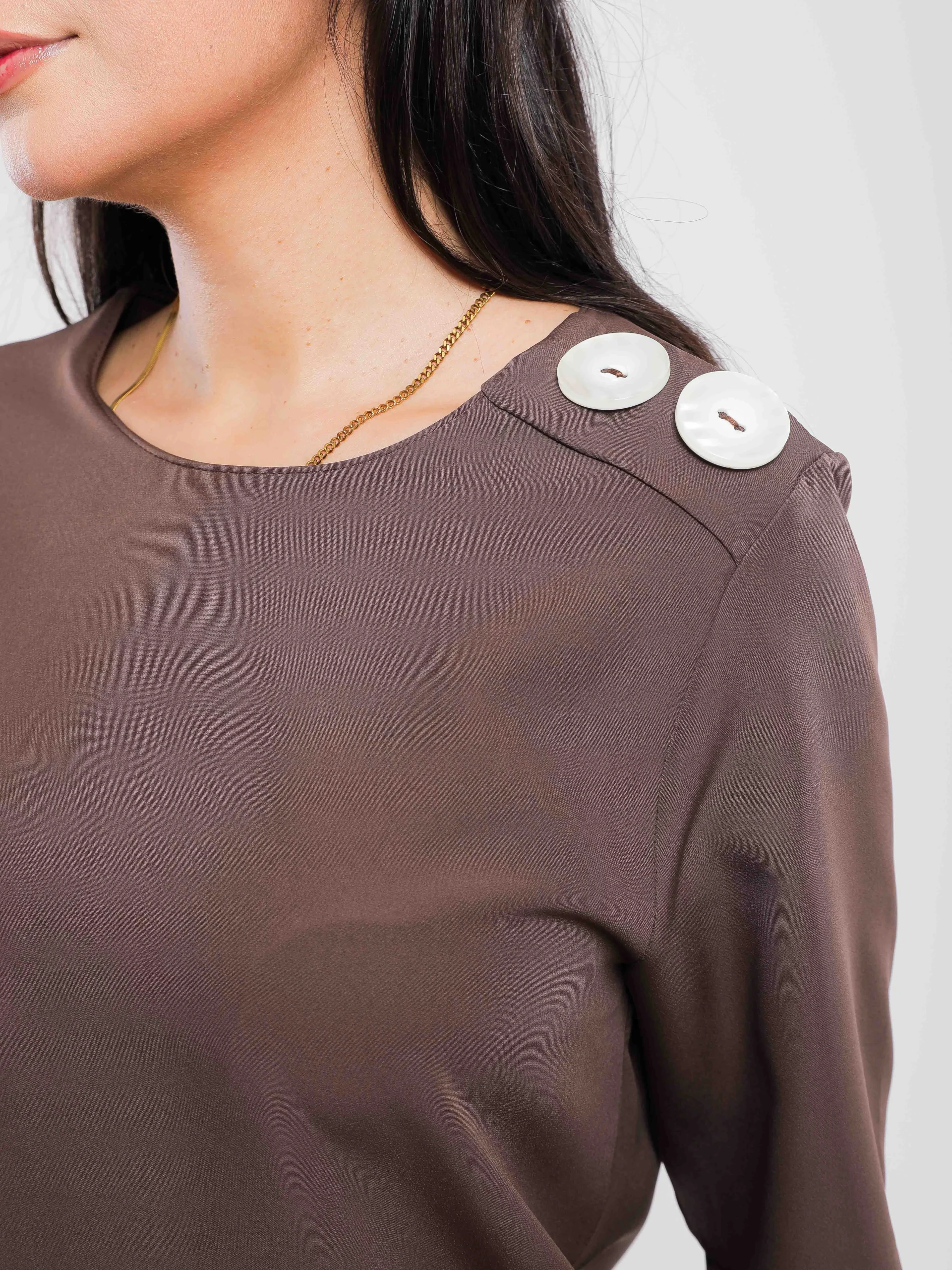 BLOUSE AVEC BOUTONS DÉCORATIFS SUR LES ÉPAULES