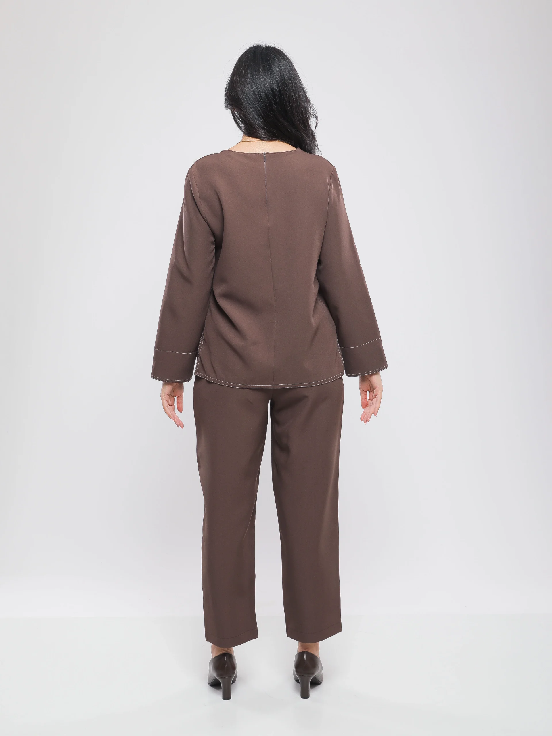 BLOUSE AVEC BOUTONS DÉCORATIFS SUR LES ÉPAULES