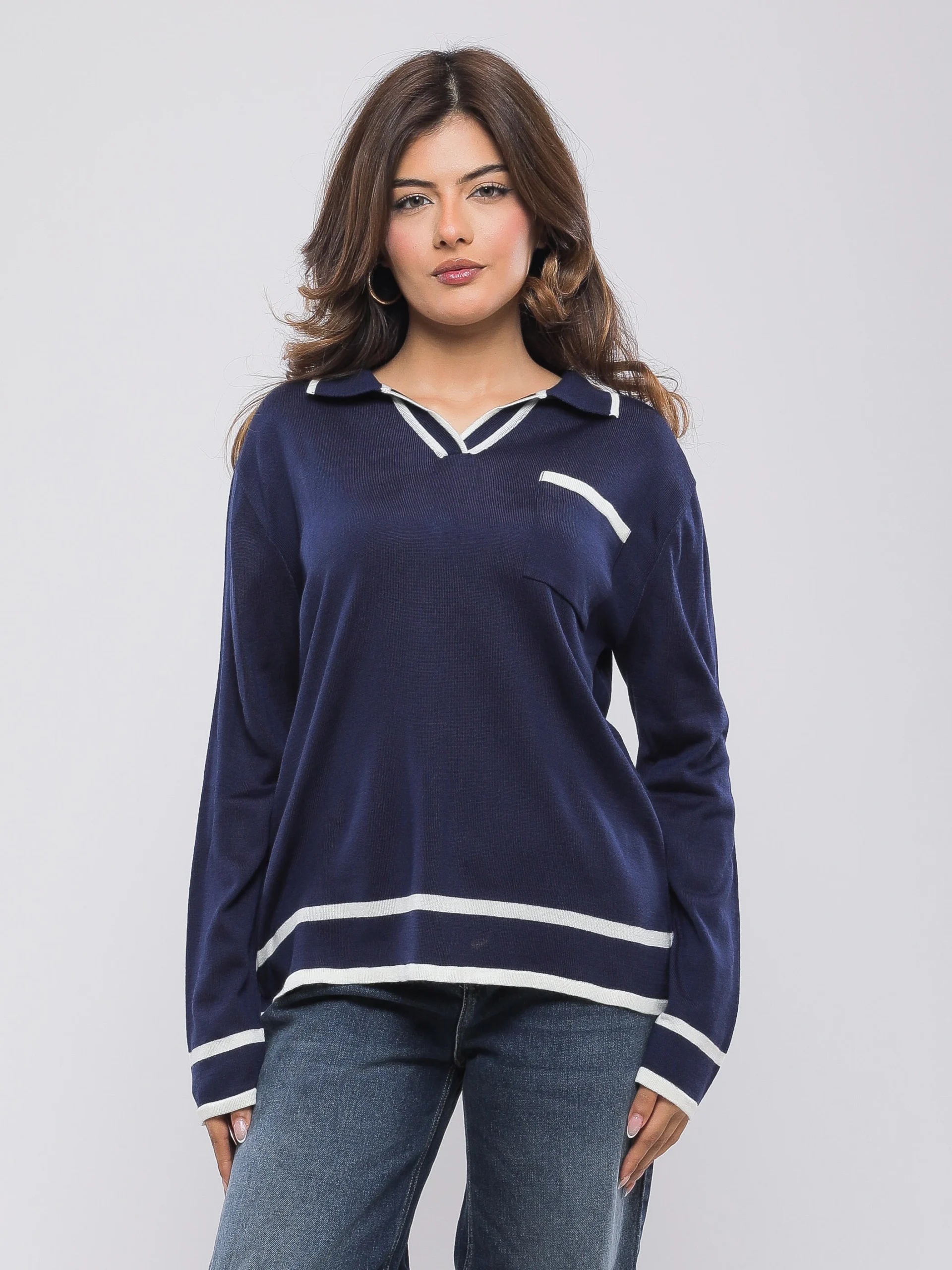 PULL EN MAILLE À COL V – COUPE DROITE
