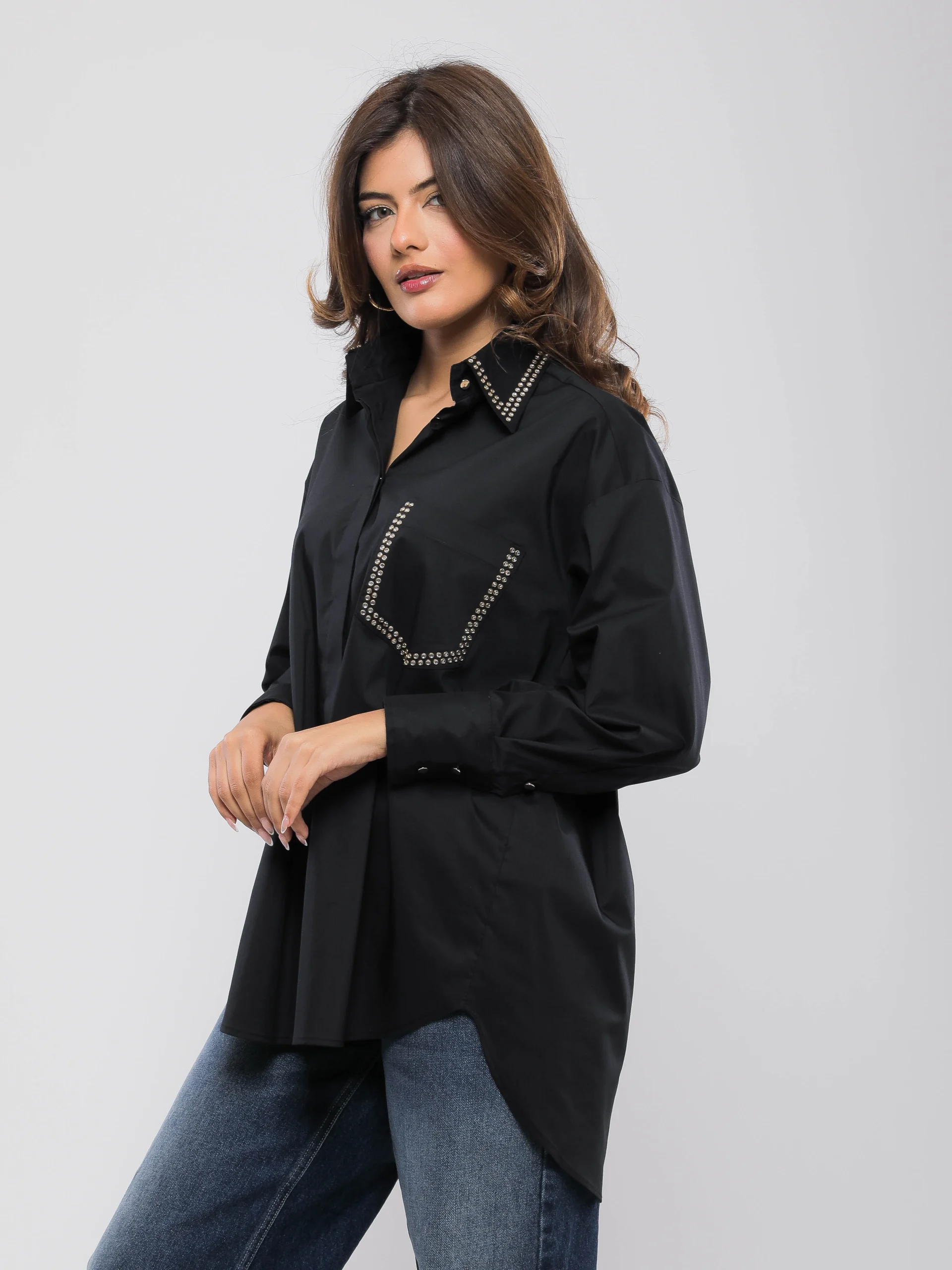 CHEMISE À COL CLASSIQUE AVEC DÉTAILS EN STRASS
